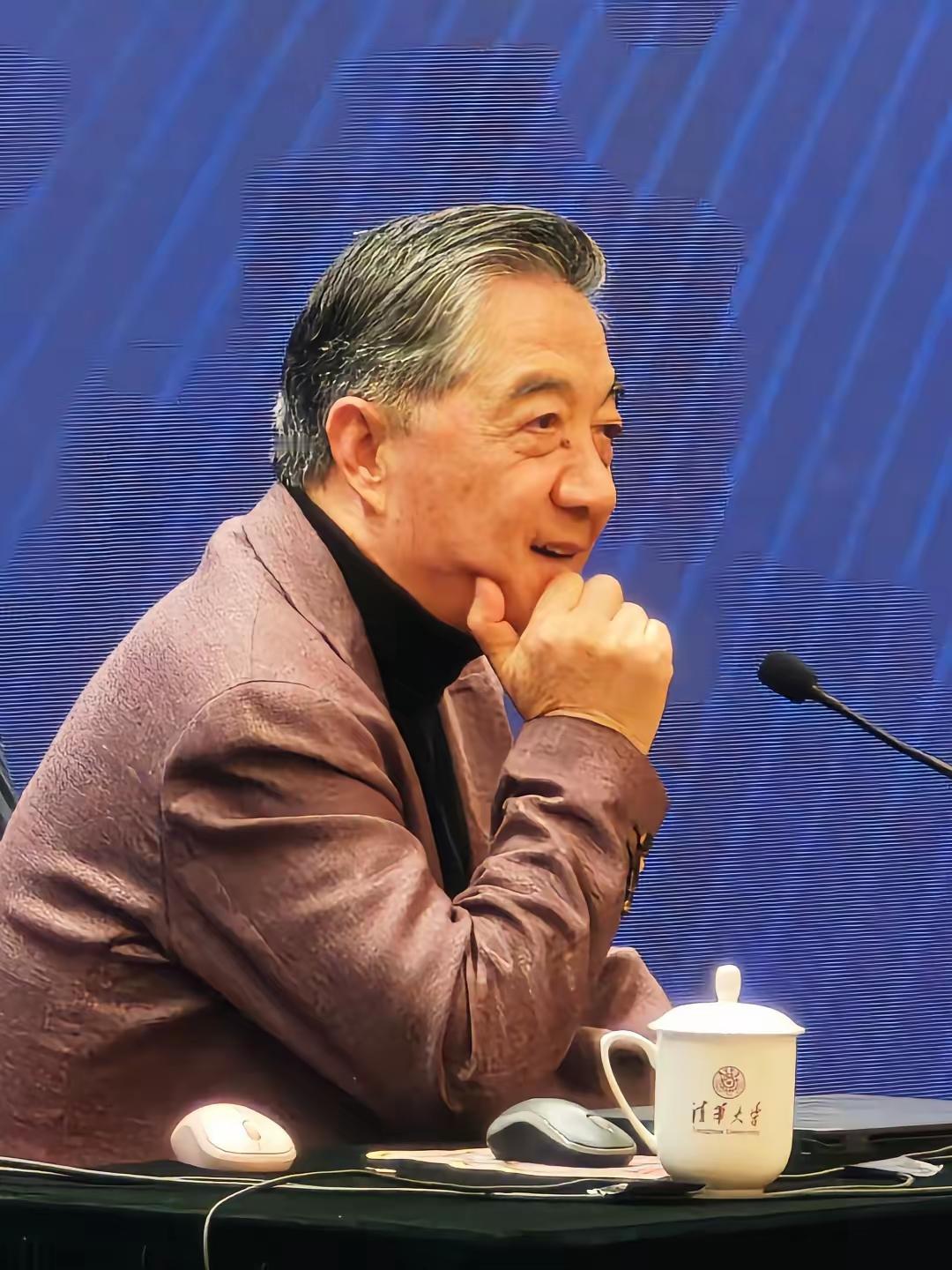 局座在清华大学开讲了,现场座无虚席,气氛热烈,结束的时候,清华学子们变成了要签名