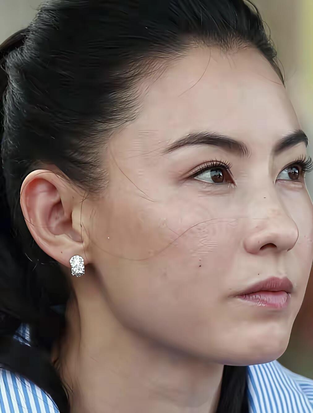 其实仔细看，这些女明星的近距离拍照也是扛不住生图的，素颜状态下，皮肤状态和气质最