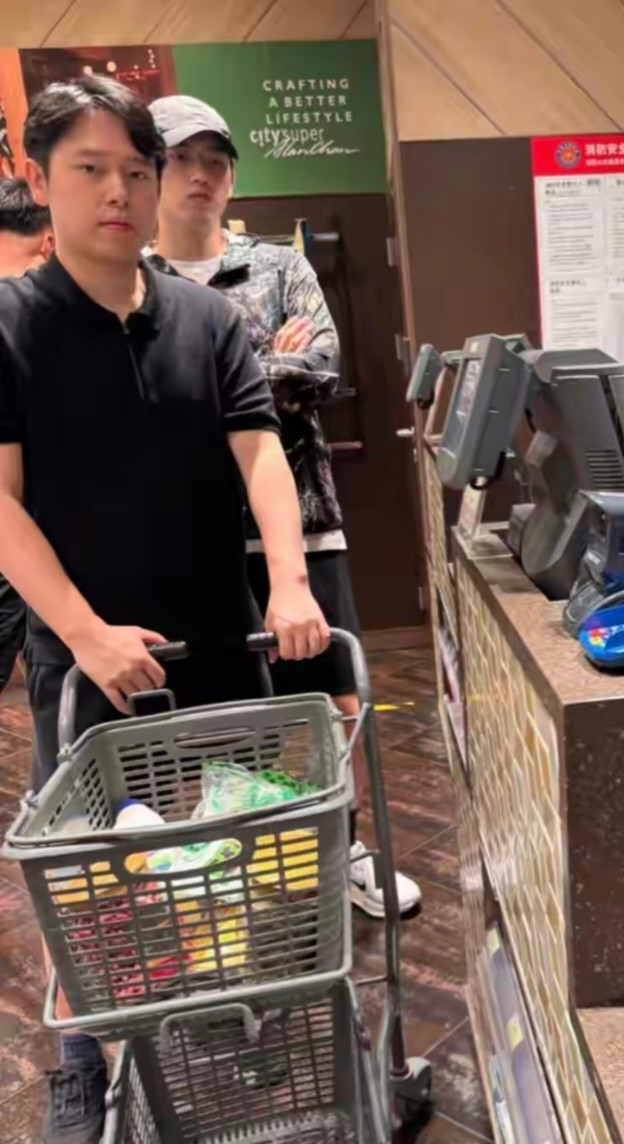 陈凯歌两个儿子陈雨昂与陈飞宇同框，大儿子脸圆像他，小儿子陈飞宇素颜脸小显帅气