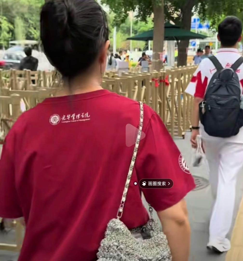 人大附中的妈妈送考，不需要穿旗袍，也不需要为了给孩子送考要穿旗袍，还花3个月时间