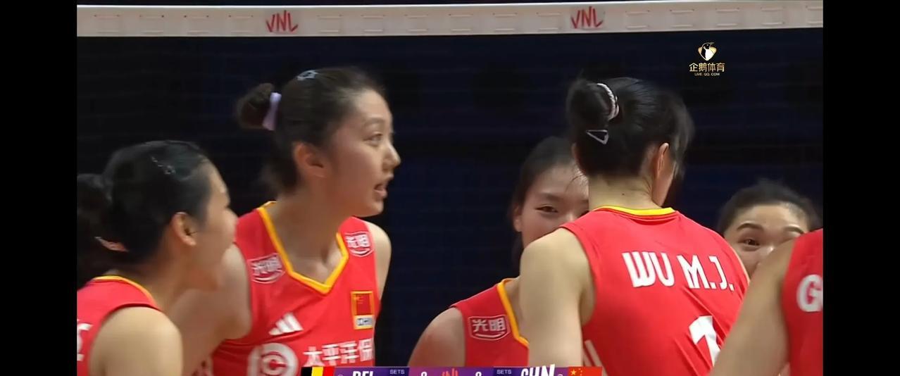 中国女排世联赛北京站首场比赛对阵比利时女排。中国队首发主攻吴梦洁庄宇珊，副攻王媛