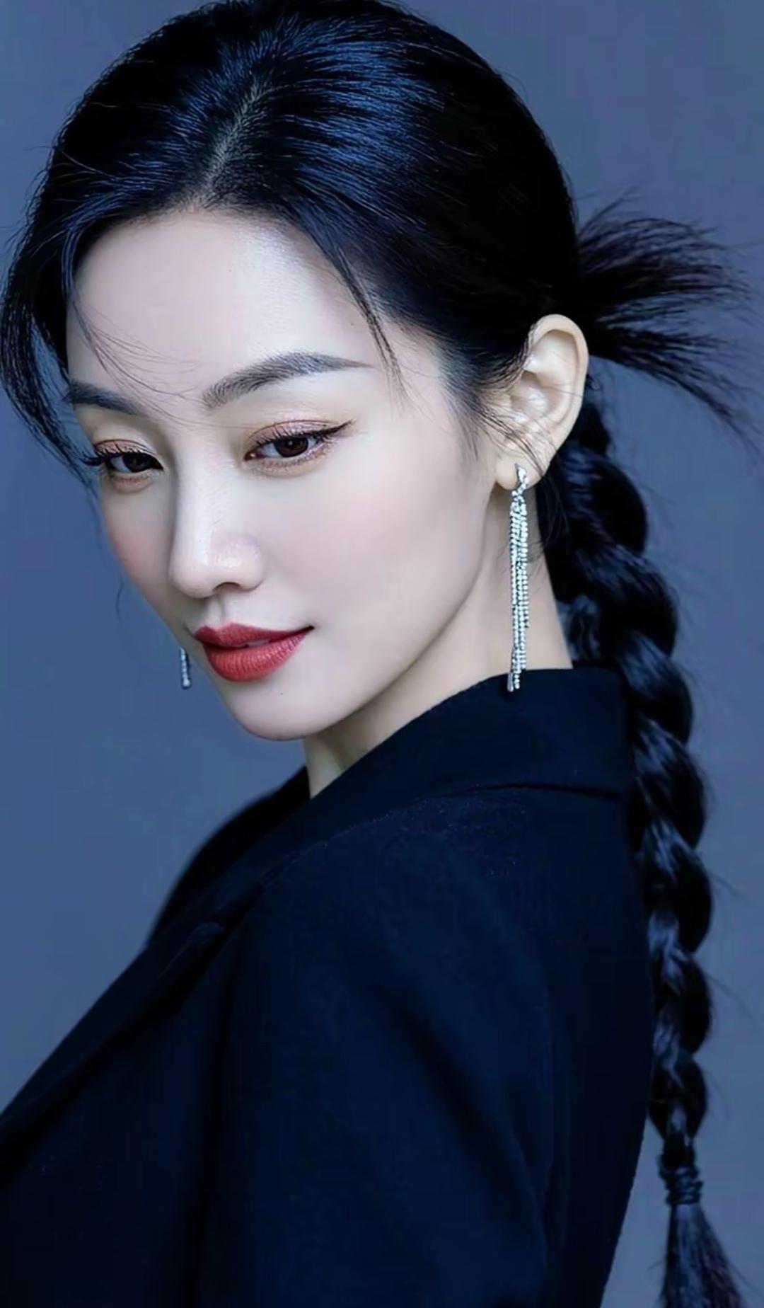 优雅黑发，红唇轻启，复古耳环，尽显魅力。高雅气质美女美女人像群