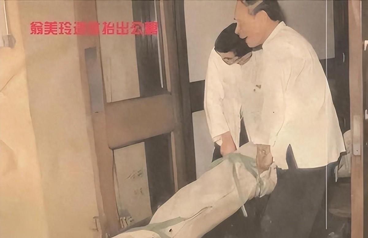 1985年翁美玲去世当天现场影像曝光，遗体由殡仪馆带走，寓所场面极为凌乱198