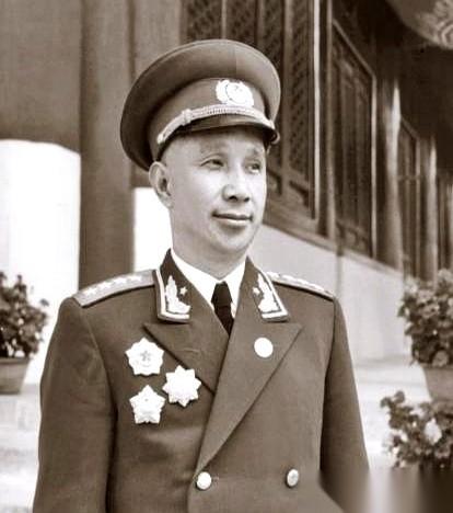 翻开1966年的那份旧档案，粟裕大将上交配枪的记录，极其反常。这位指挥过千军万