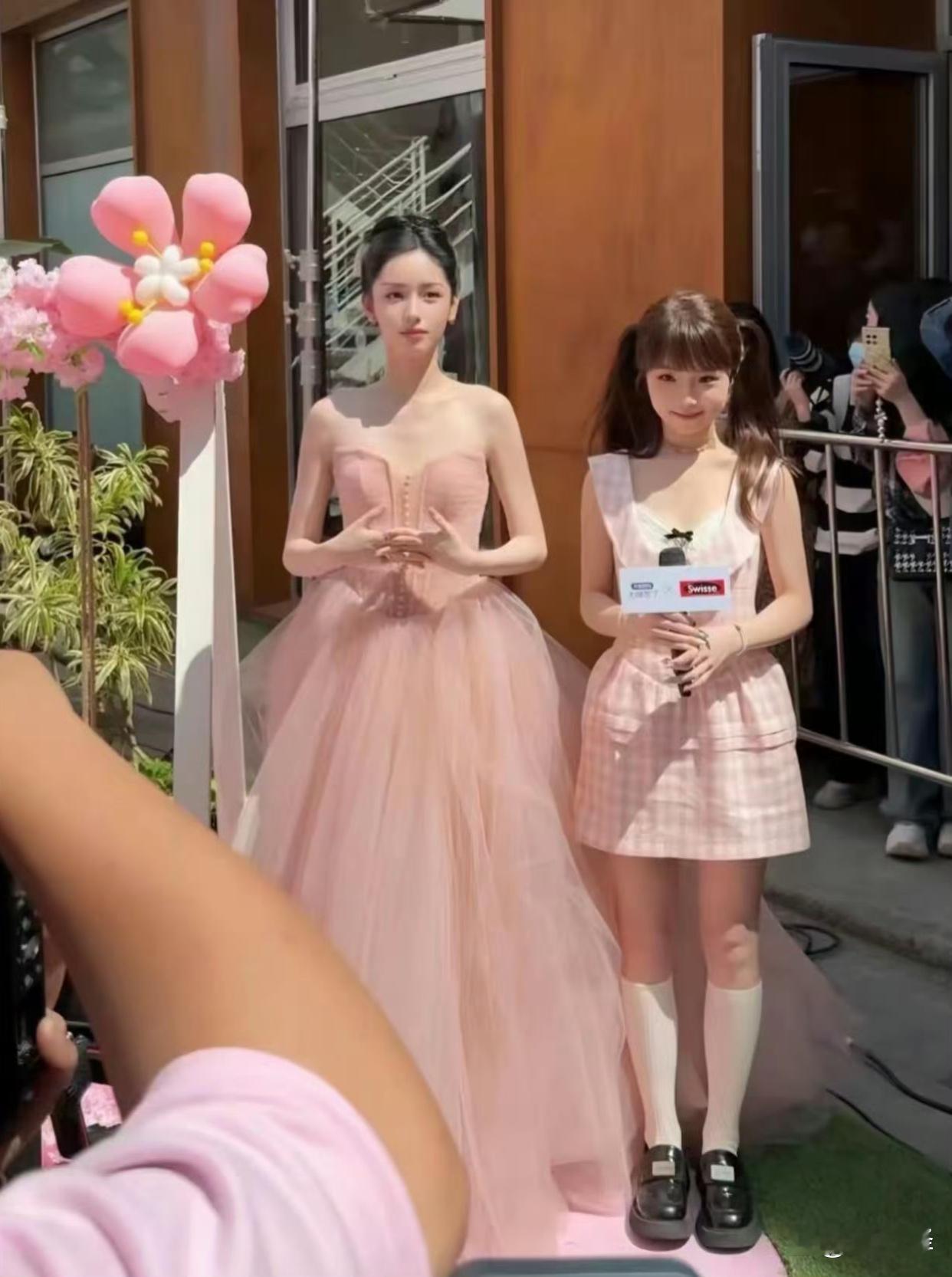 网红和明星合照，差距还是很明显。