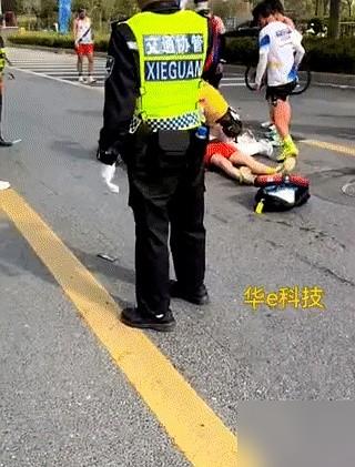 深圳马拉松又出事了！​马拉松跑成这样，基本上百分之百救不过来。​看到这种