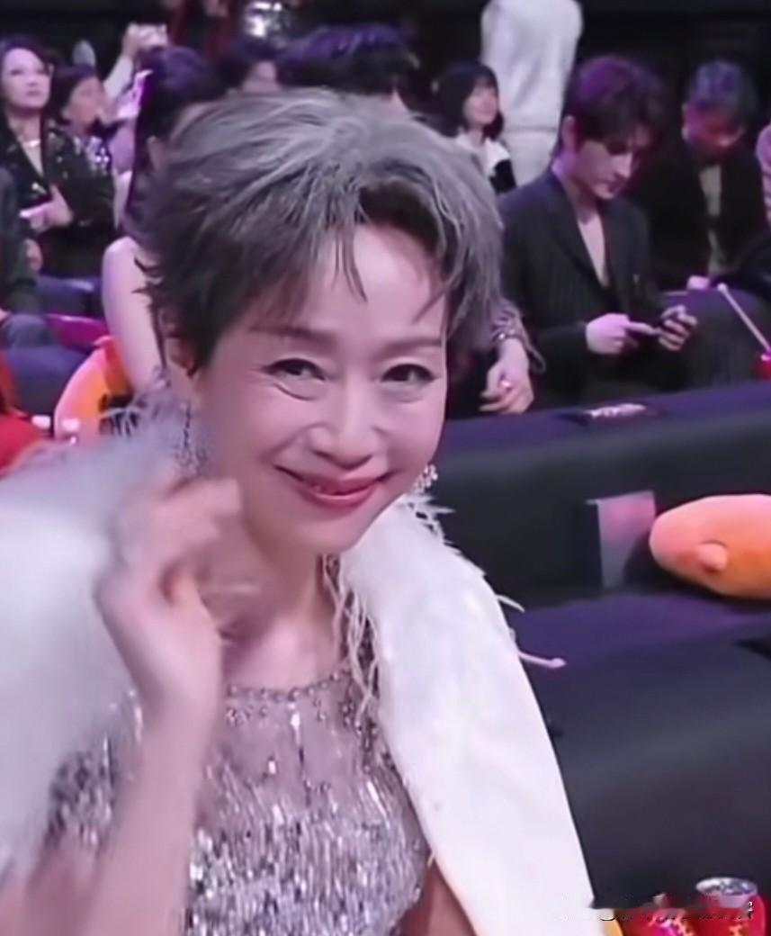 我能接受叶童发福了，也能接受叶童老了。可我实在受不住她在微博之夜这台大戏里的