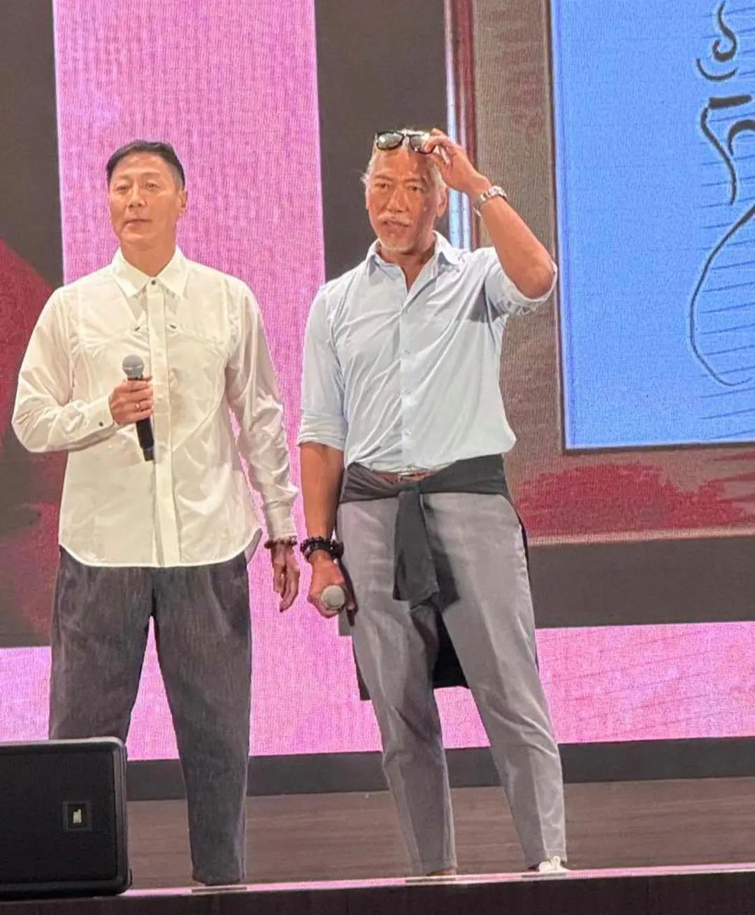 张耀扬现身曾志伟生日宴会，和林国斌一起拿着话筒站在台上，两人讲话很有风趣，逗得台