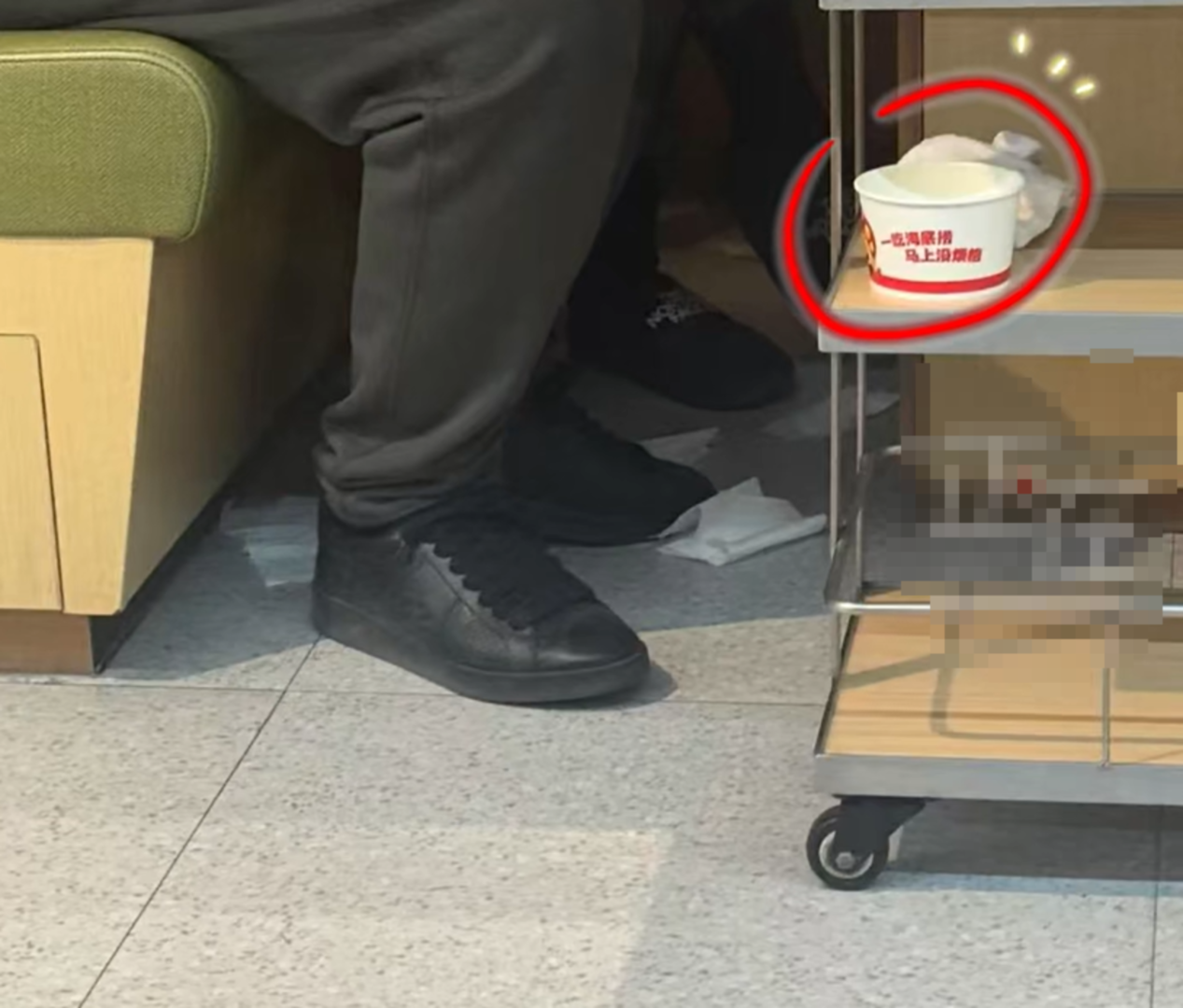 家长在海底捞用纸碗给孩子接小便, 邻桌投诉有异味, 海底捞回应: 涉事区域已消毒