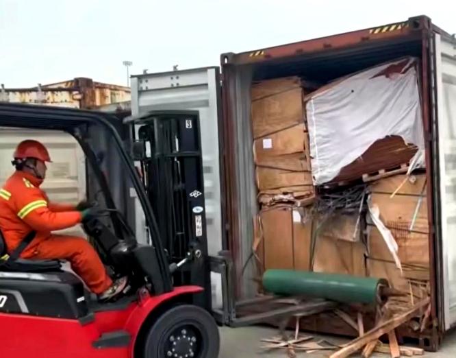 青岛黄岛海关这回可算是逮着个“胆儿肥”的了！集装箱里层层货物底下，竟然藏了8