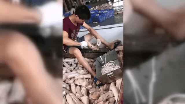 小伙每天抽上万只猪蹄筋月薪近万 网友: 难怪没吃到过蹄筋