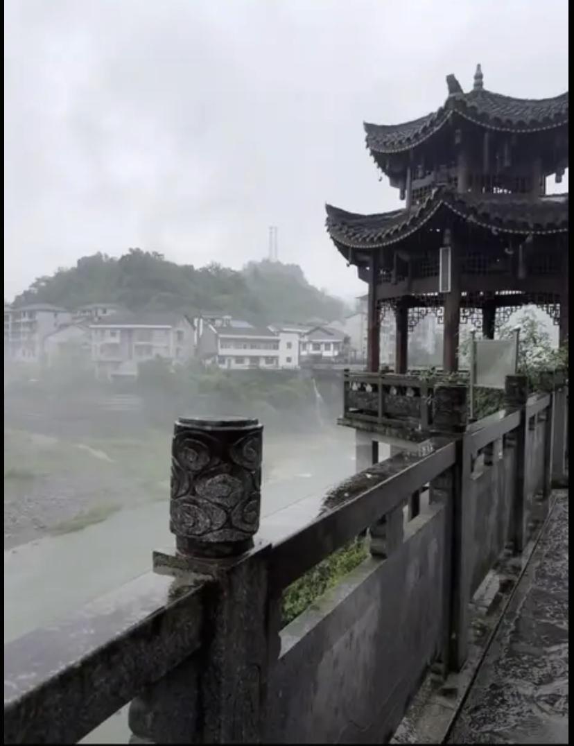 两张图片对比，湖南省常德市石门县壶瓶山镇的洪水到底有多大！壶瓶山镇遭受了强降