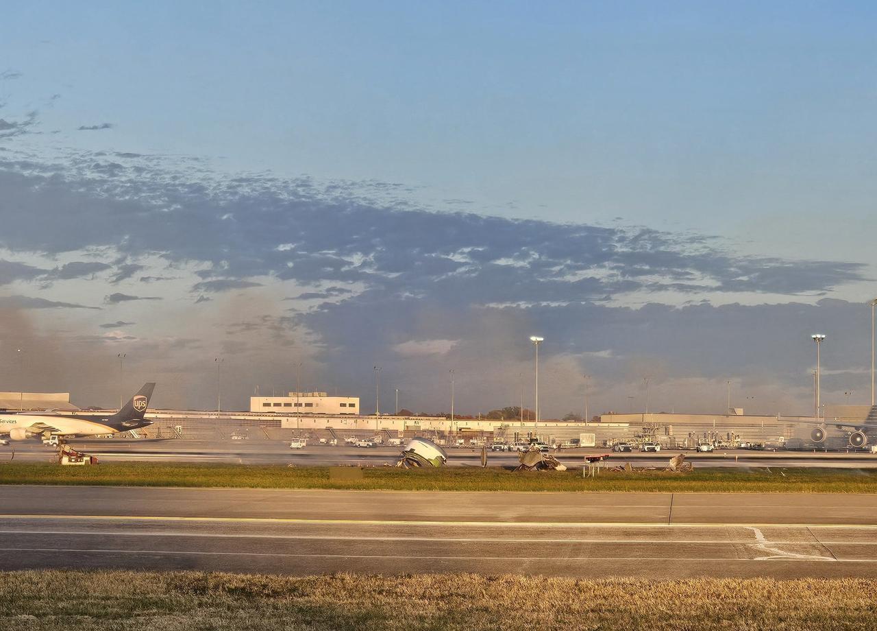 凌晨三点，货机刚加速，右发动机直接飞了。跑道上炸开一团火，飞机没起飞，人没伤