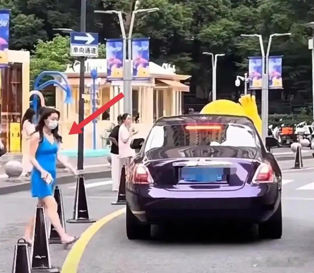 宗馥莉杭州街头被偶遇，蓝裙平底鞋尽显清冷美，43岁单身活得通透