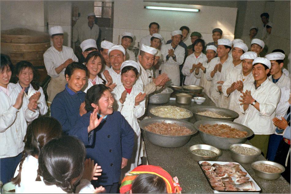 1978年3月，北京全国人大第五届第一次会议期间，一位身着深蓝色中山装的妇女站在