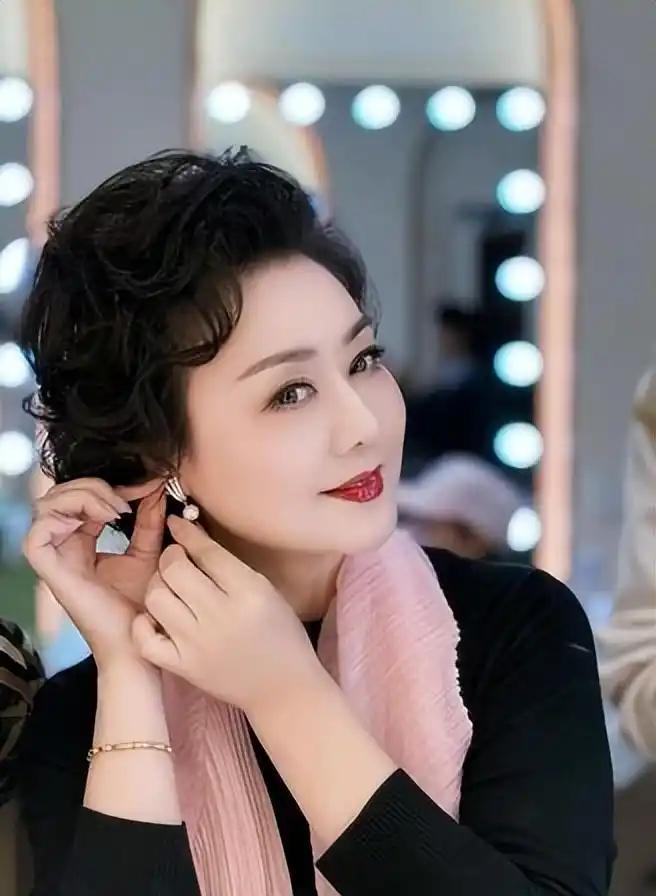 59岁的京剧神话李胜素，一辈子没结婚也无儿无女，身边却有个男人扎扎实实陪了她快2