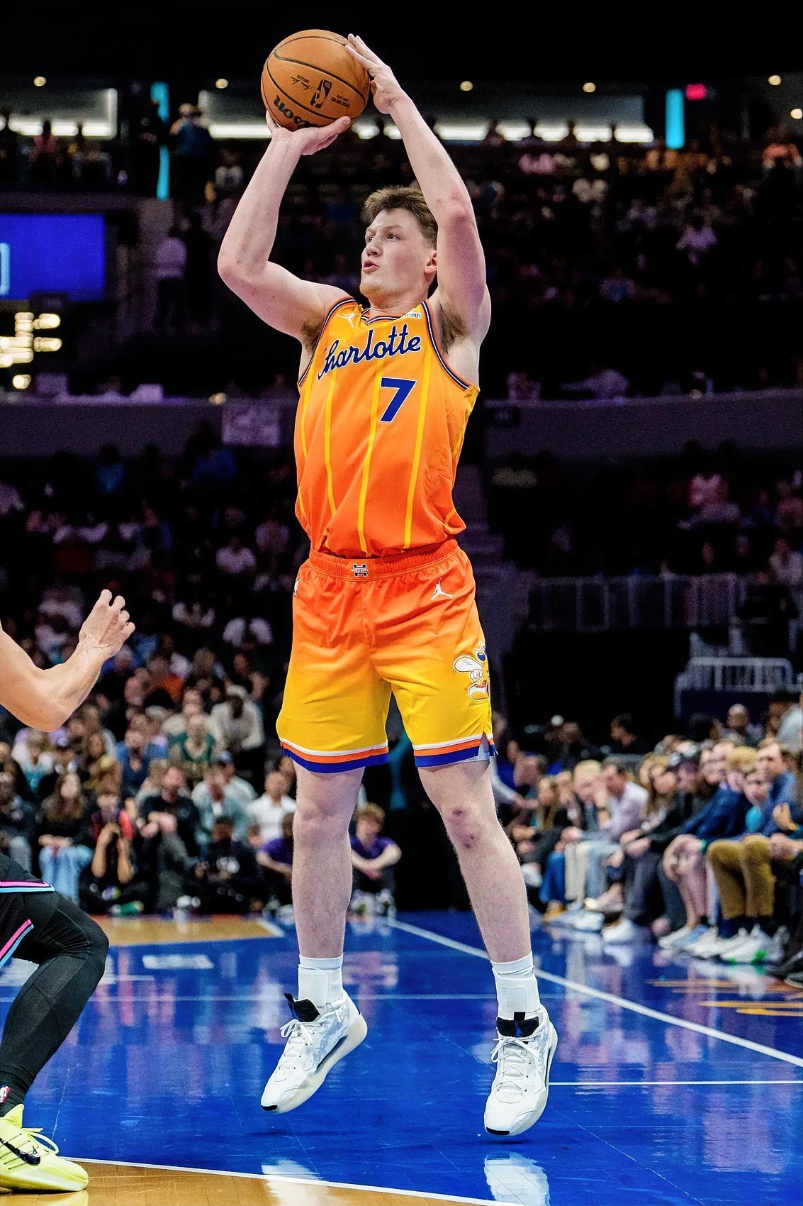 黄蜂这个4号新秀太逆天了！克尼佩尔近12场球的三分球命中率！！！对阵太阳：