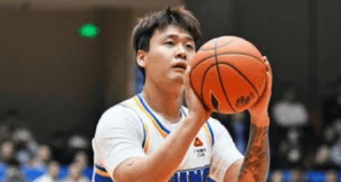 北京男篮球员陈盈骏的鼻骨附近断了三段，虽然说这个位置恢复的会比较快，但是下场比赛