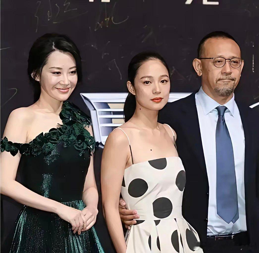 许晴和姜文也曾暧昧过？？可许晴对外公开承认的只有两段感情，第一段是跟演员王志文，第二段是跟北大才子刘