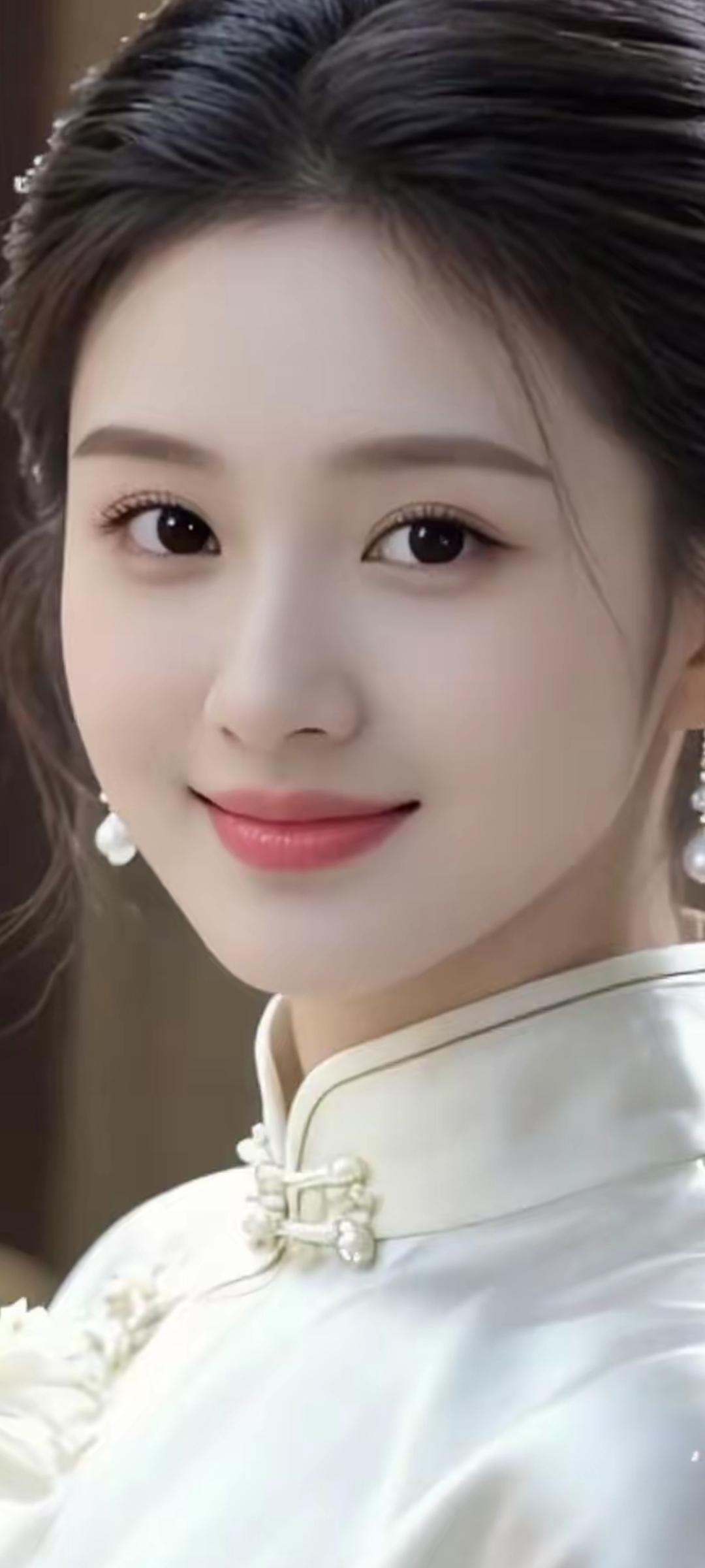 温婉优雅的古典美人，白衣飘飘，宛如画中仙子。