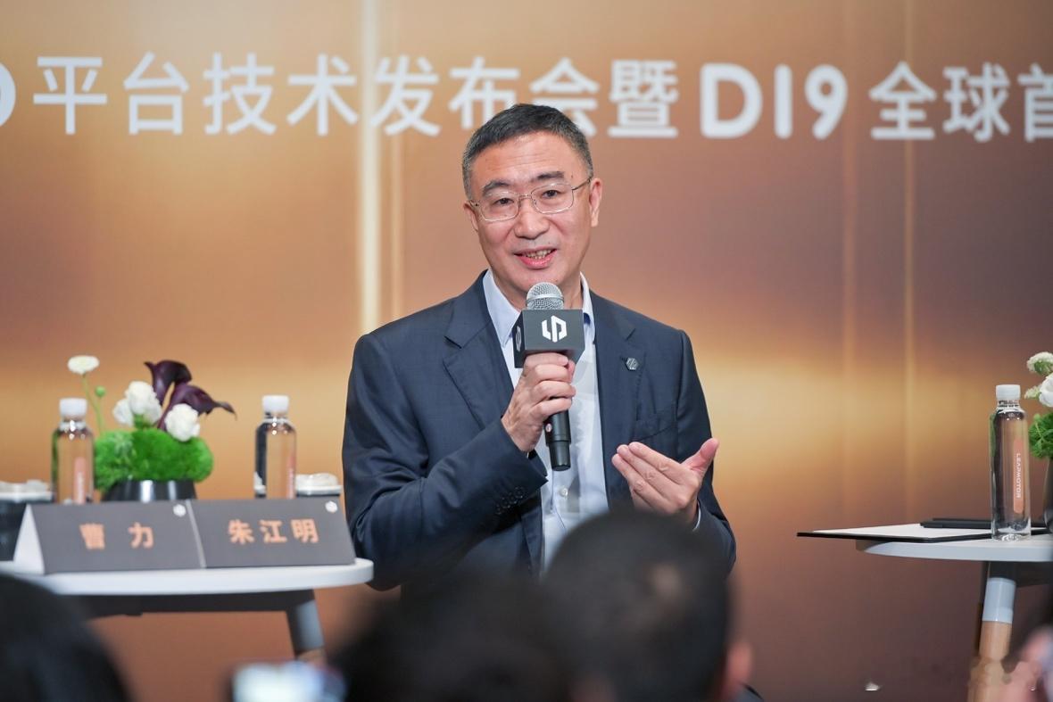 零跑都十年了！朱江明刚发了封内部信，说得特实在：过去十年九死一生，现在才刚过“温