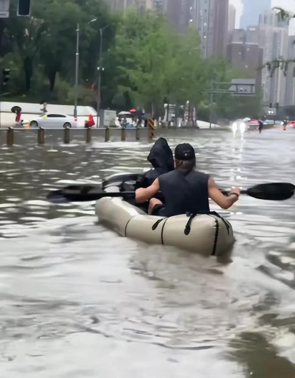 成都的网友诉说有人专门盯着成都做摸黑的事，成都昨天下了暴雨，有地方积水比较严重。