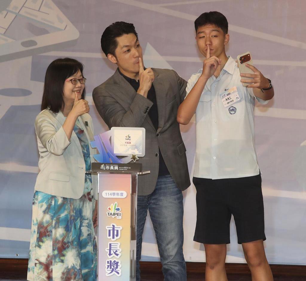 蒋万安儿赴美交换“不领补助”能平息争议？万人网络投票一面倒台北市长蒋万安长子