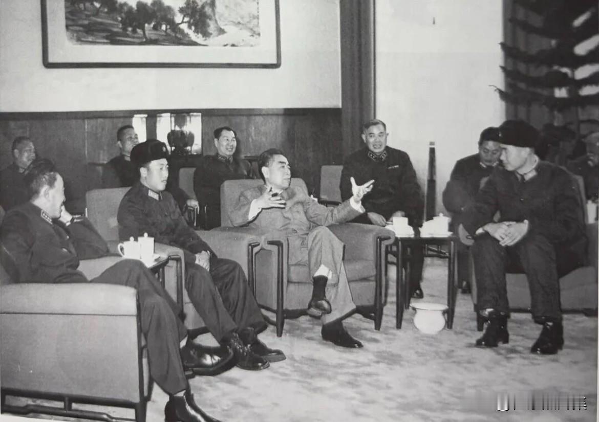 1964年12月29日，周恩来总理接见王鸿喜并合影。左一：副总理兼总参谋长罗瑞卿