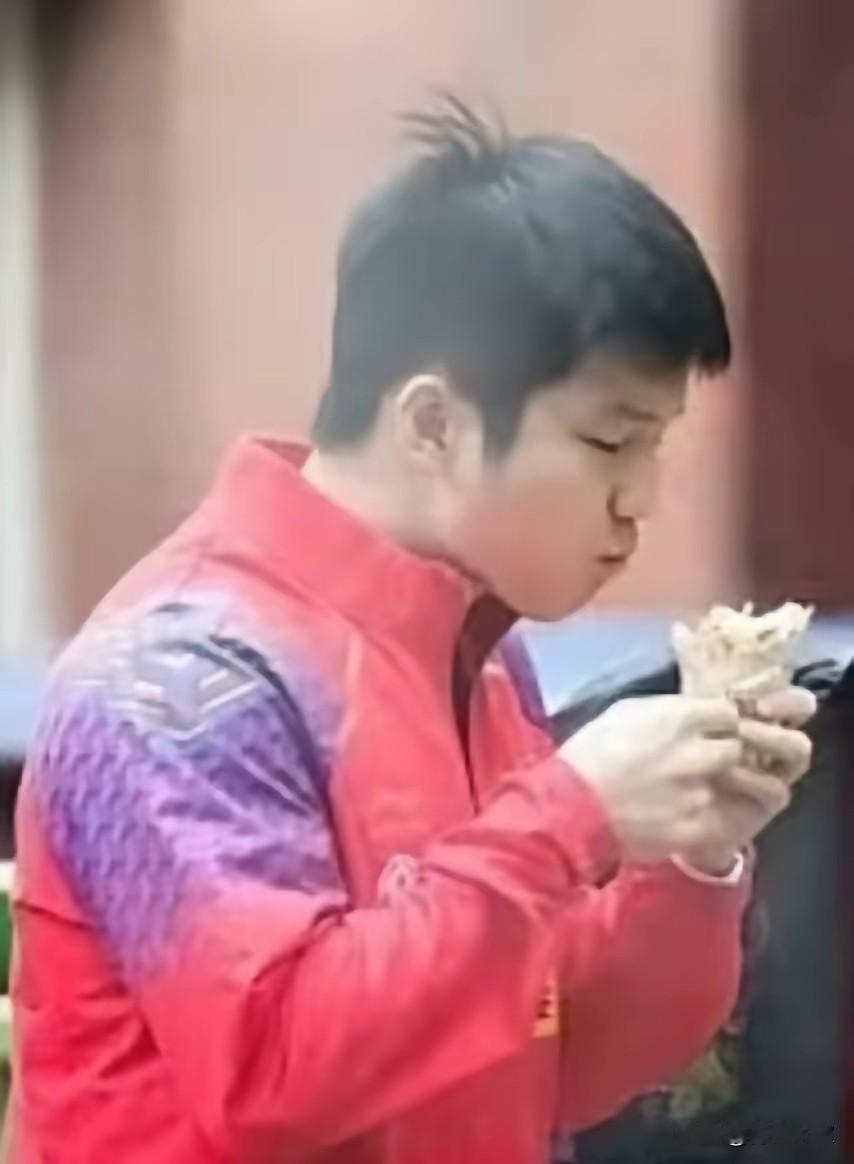 怪不得樊振东叫小胖？周恺叫麻杆！同样一个鸡蛋灌饼，小胖吃出了山珍海味的感觉，