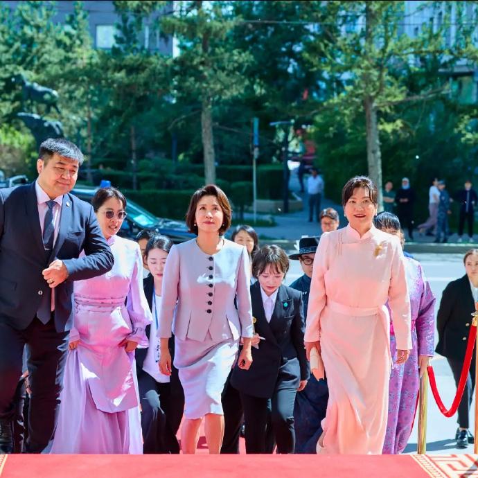 韩国夫人金惠景身边礼宾陪同人员颜值超高！7月9日，韩国总统李在明携夫人