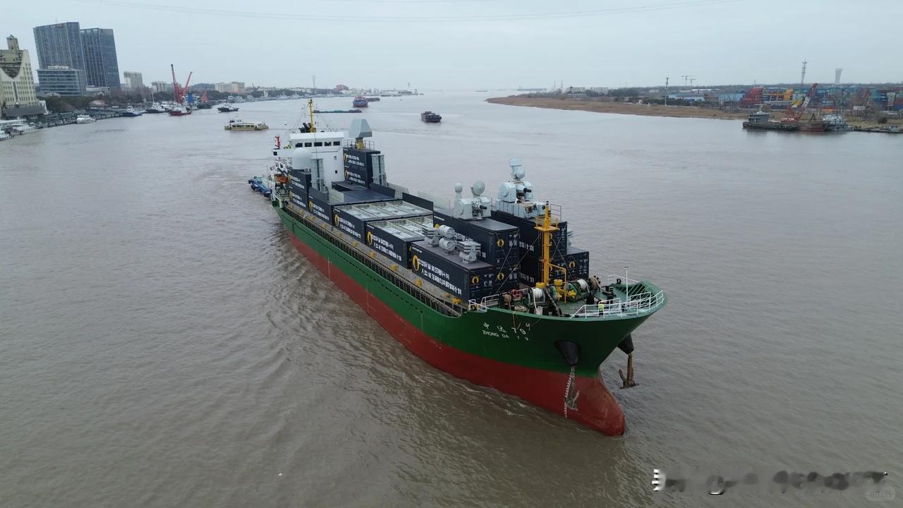 [呲牙笑]“中达79”这个“民用载机巡洋舰”又出去“溜达”了，不过这次好像没有