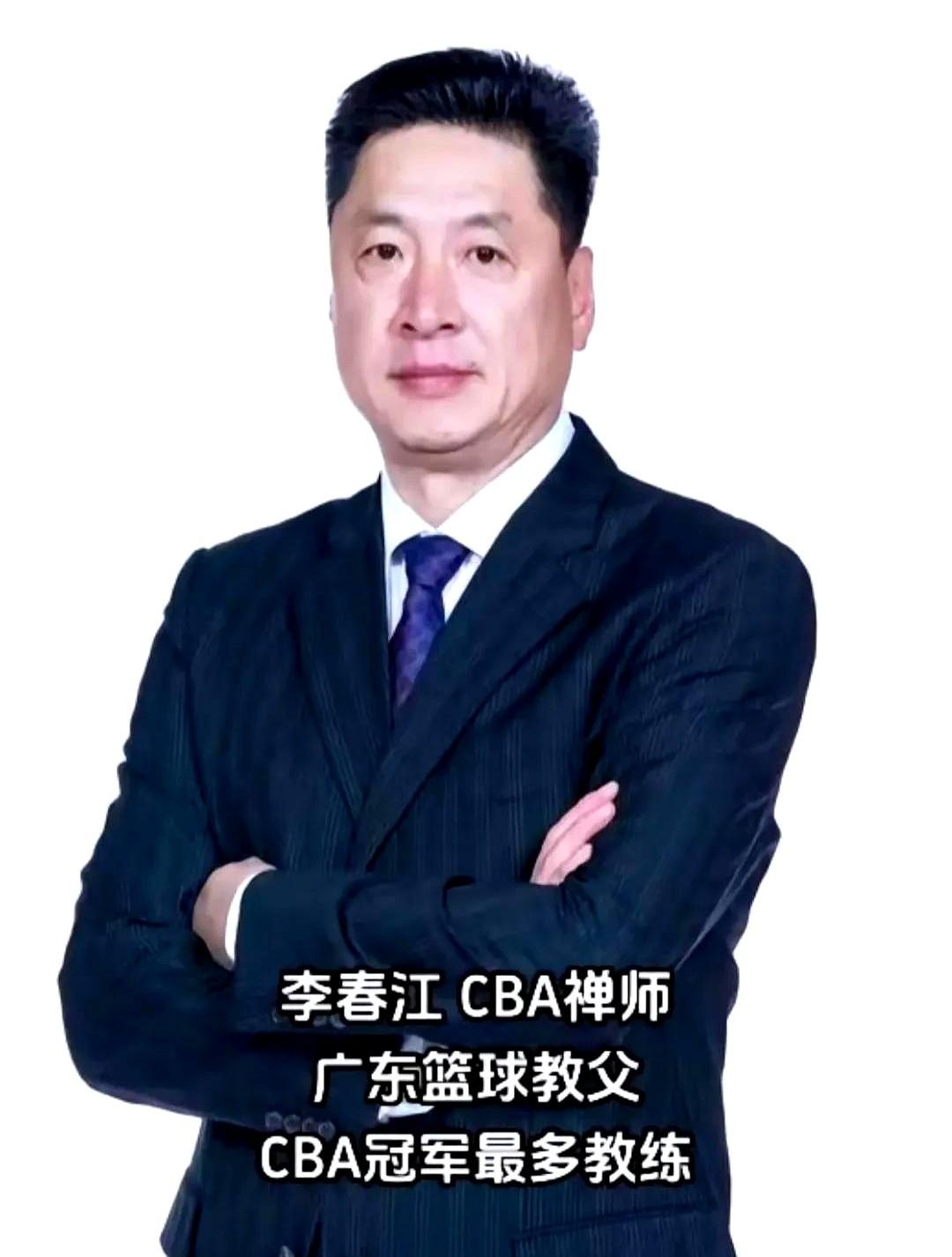 广厦的总冠军旗升起来那天，全场都疯了。你知道最扎心的一幕是什么吗？一手把这支