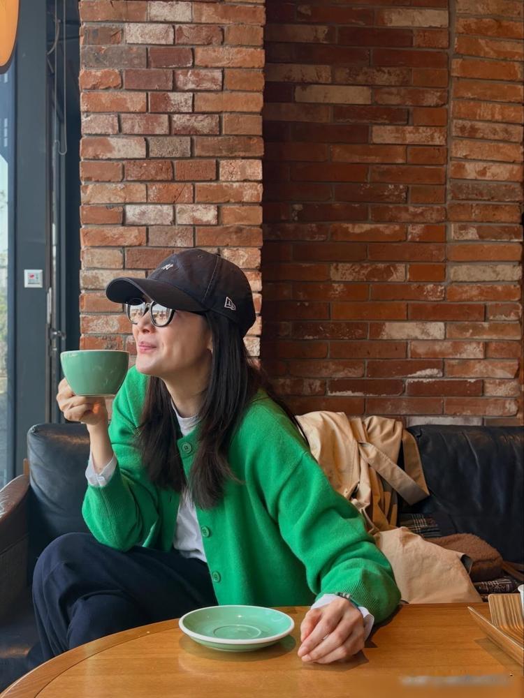 全网时尚博主集体吃瘪，翻烂了品牌名册，硬是找不出崔智友身上这件绿毛衣的价签。