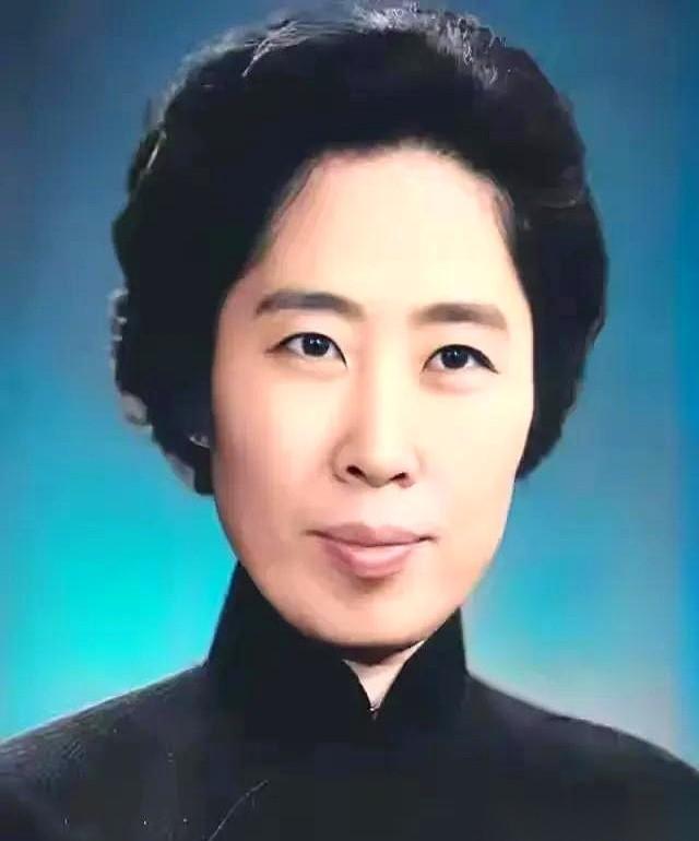 聊聊王光美。很多人对她的印象，停留在一张张合影里。但你把照片拿开，看到的是什么