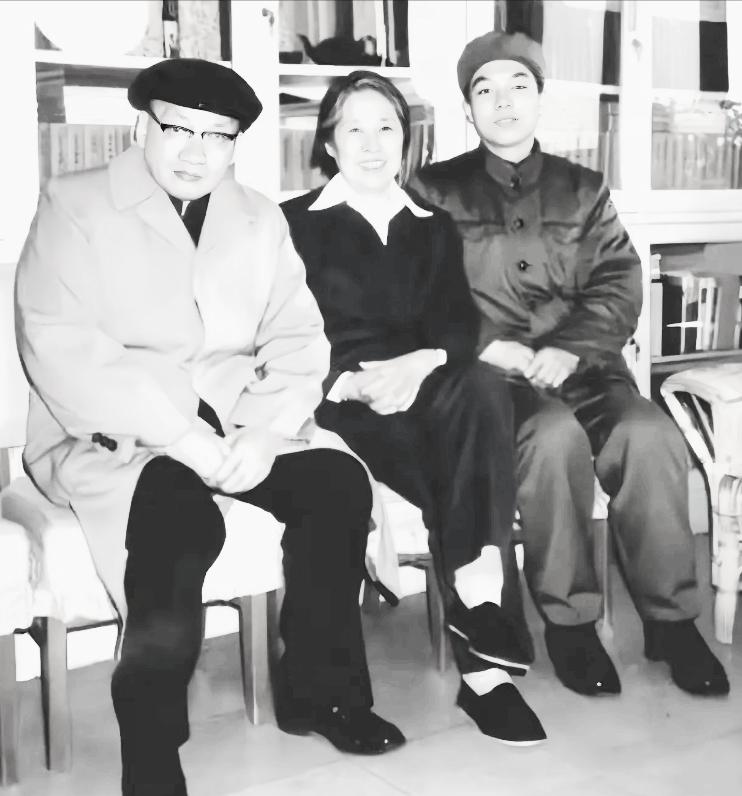 毛岸青虽说比王光美才小两岁，论辈分他还是晚辈，王光美曾多次组织毛刘两家的孩子聚会