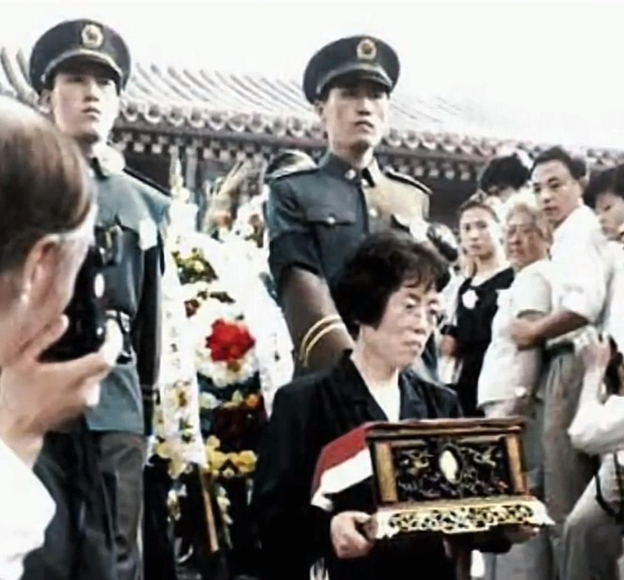 1992年、邓颖超同志逝世，跟随她多年的秘书赵炜，手捧骨灰盒完成大姐最后的遗愿。