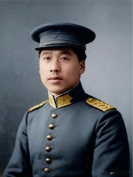 这张照片的主人公是鲍丙辰，他身着民国初期陆军军官制服，这种制服是民国建立后对清末