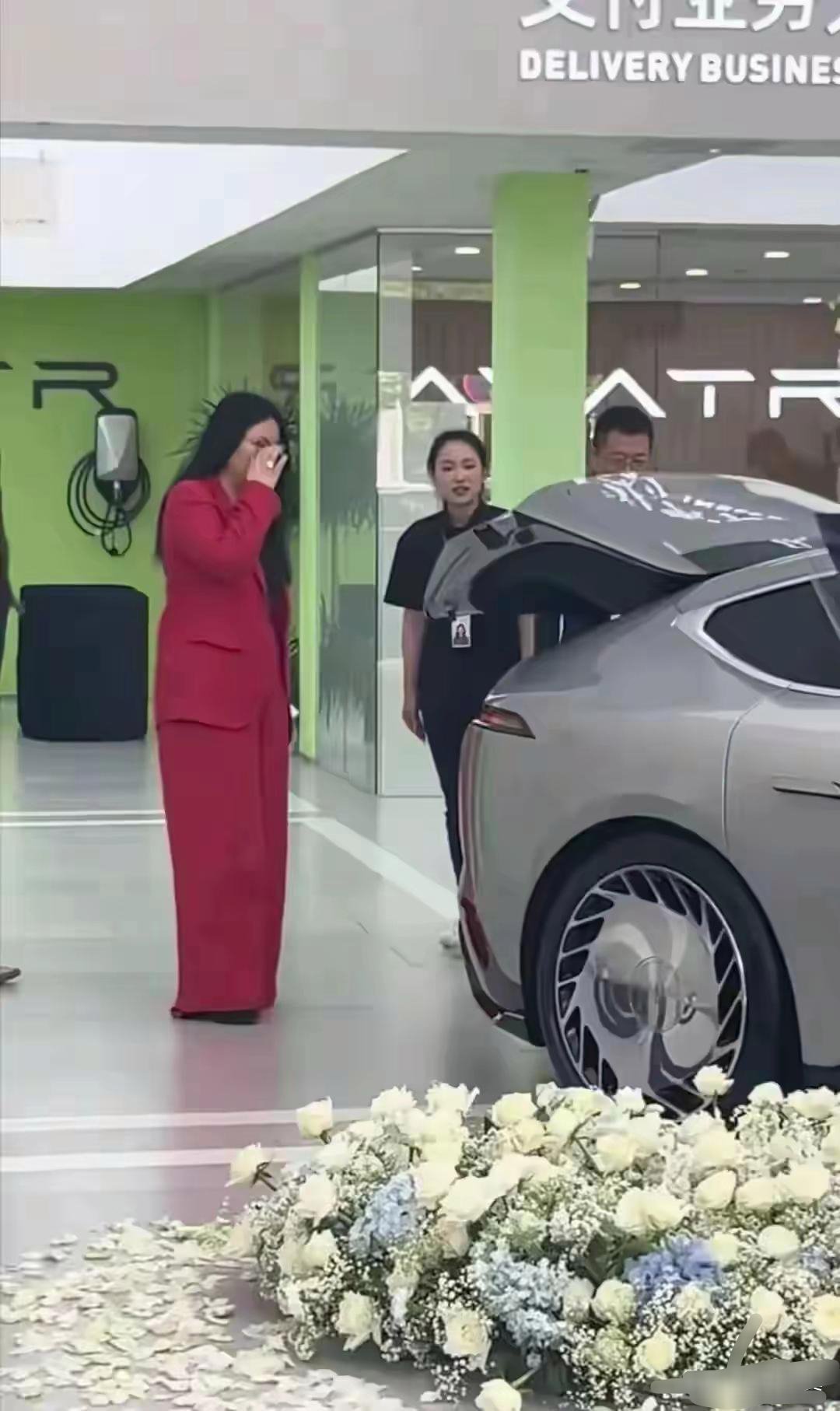 李湘为女儿王诗龄买车，身穿大红色西服，富态十足气质拉满！​​​