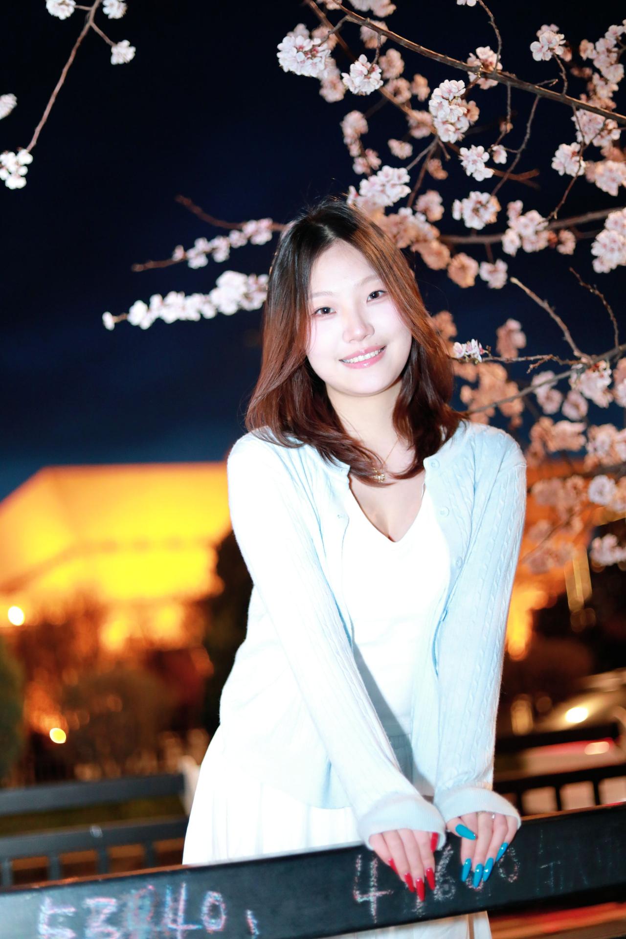 人像摄影约拍跟拍夜景杏花人像原创原图直出照片我镜头里的美女