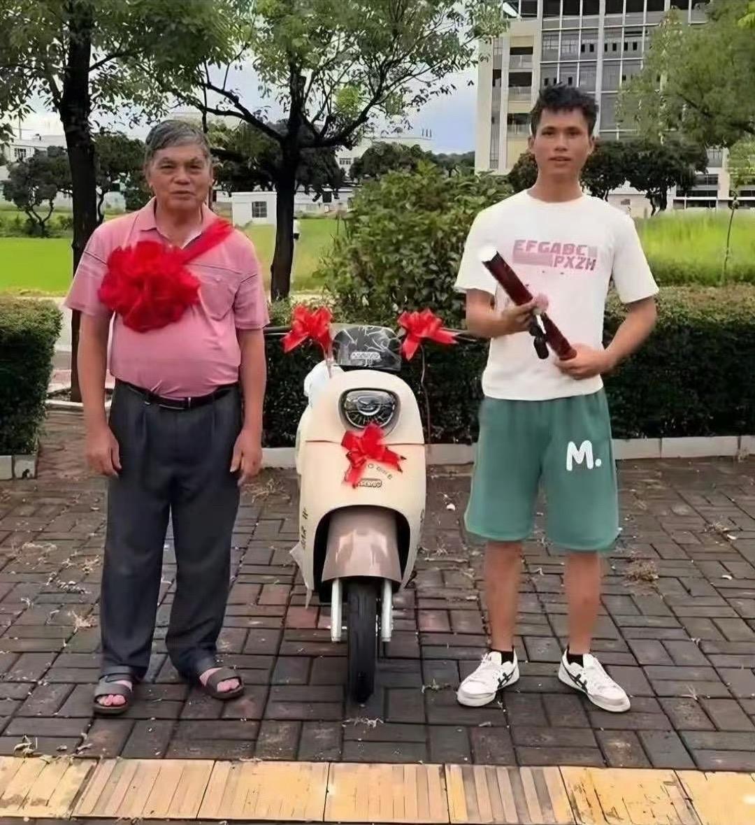今天刚买的车，老板非要给我搞个仪式，这下好了，明天又要重新提车了