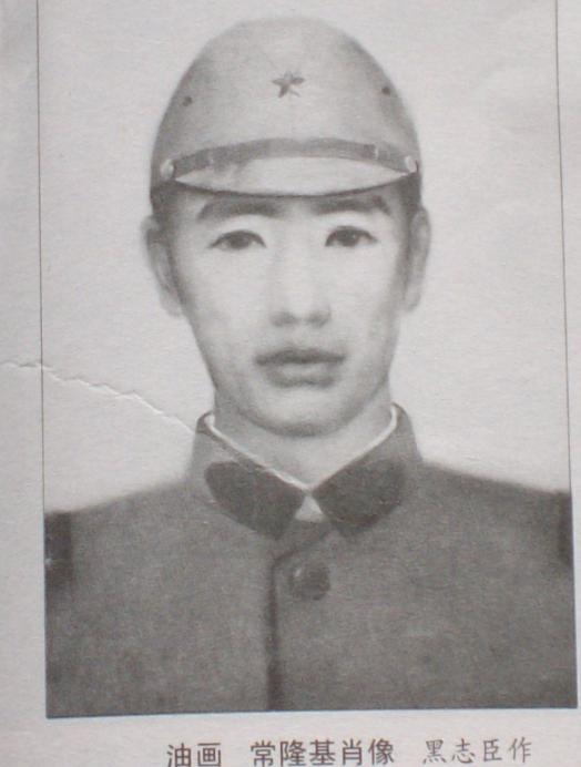 1943年，一个给日军中将牵马的伪军小兵，被对方打了一巴掌，他气不过，从马粪袋里