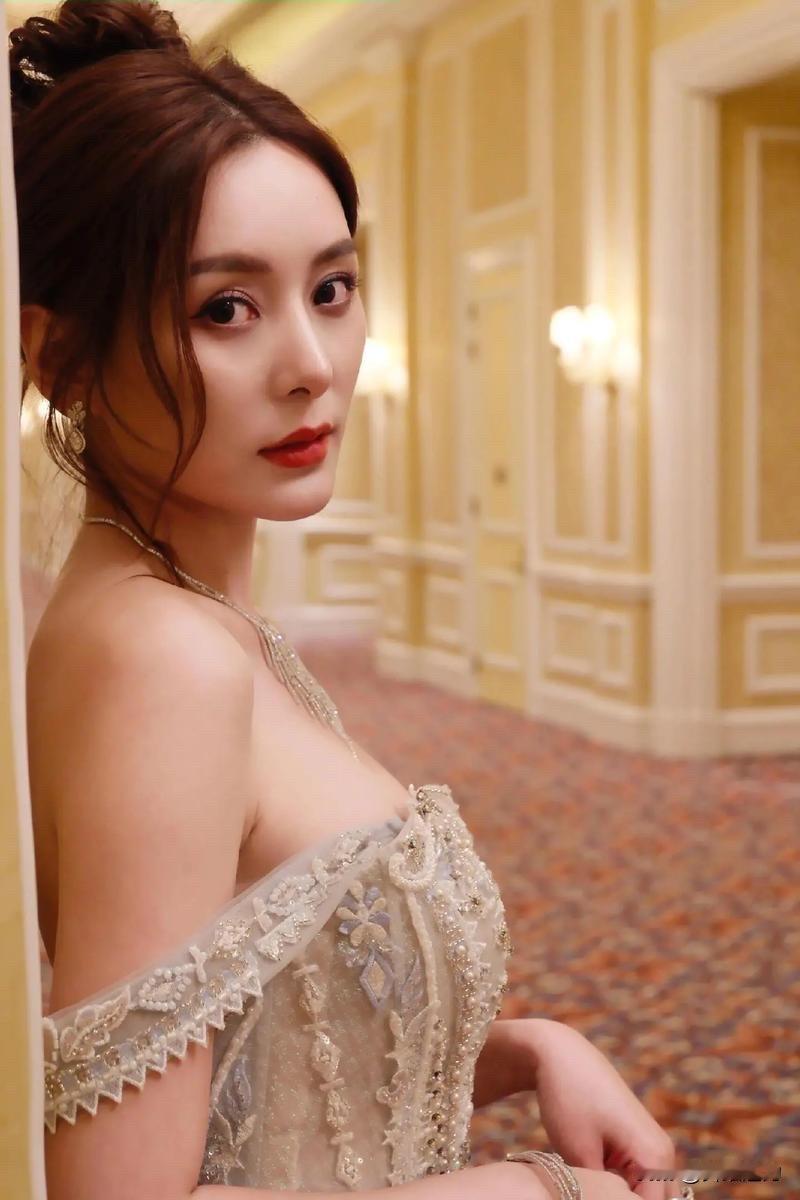 看了何佩瑜这一身精致和时尚的穿搭，真的把港风女神的氛围感拉满了。个人感觉：她