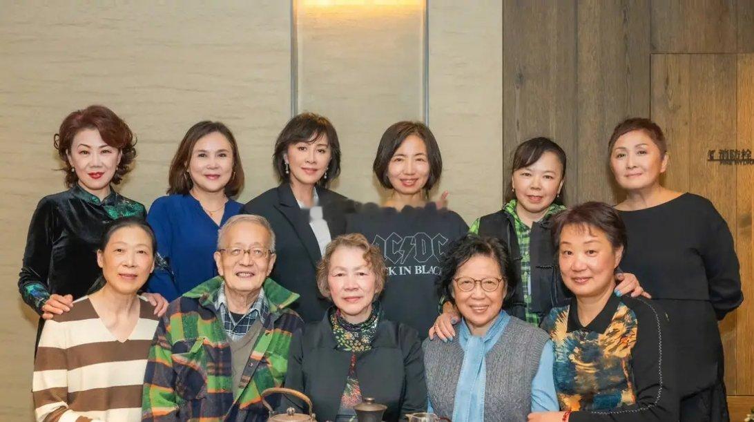 刘嘉玲晒出回苏州与五十年的同学、老师相聚的画面，时光仿佛格外优待她——保养得宜的