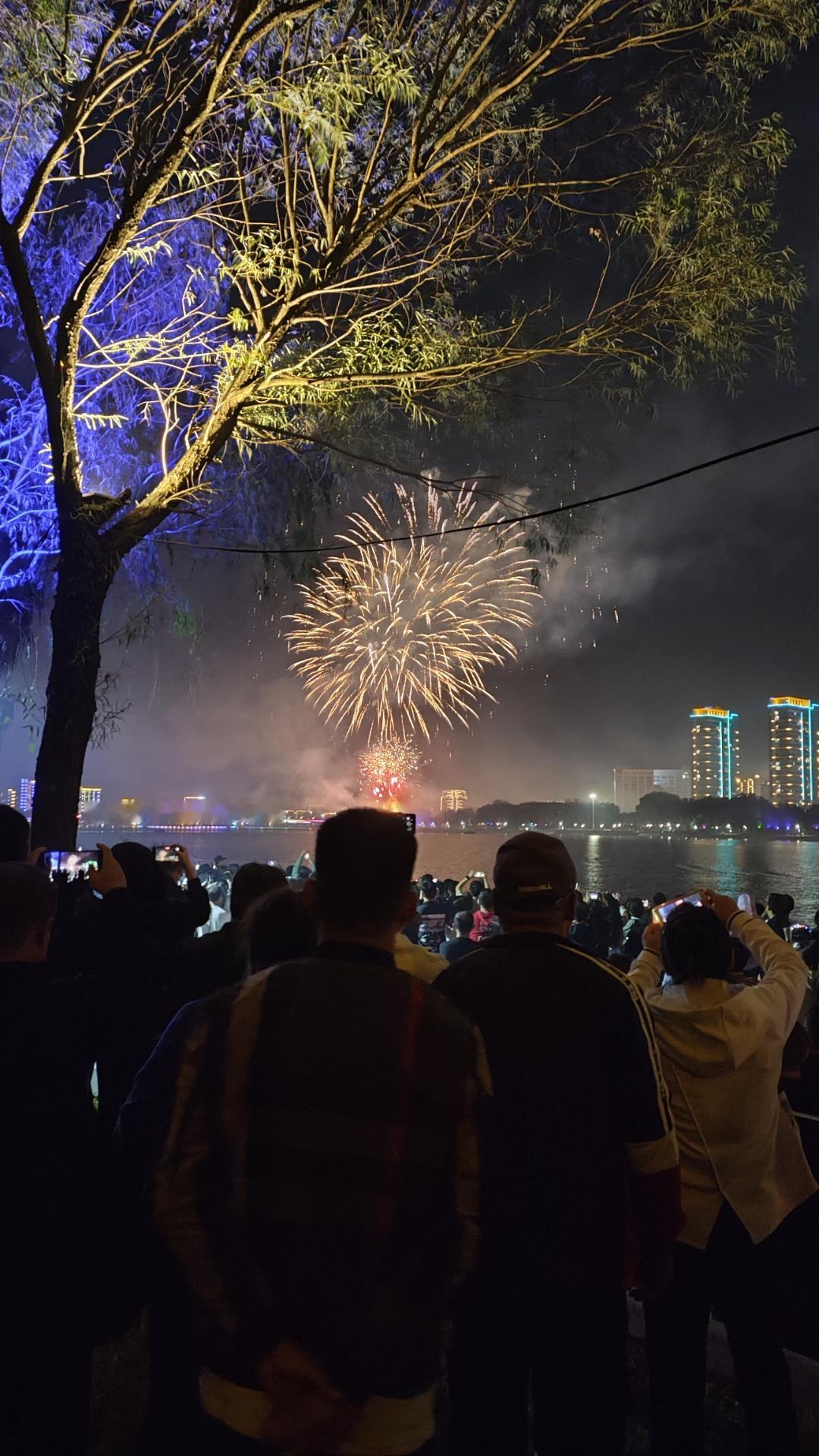 同样都是过年山西今年彻底解除限制烟花随便放而隔壁的河南却全面禁放差距为什