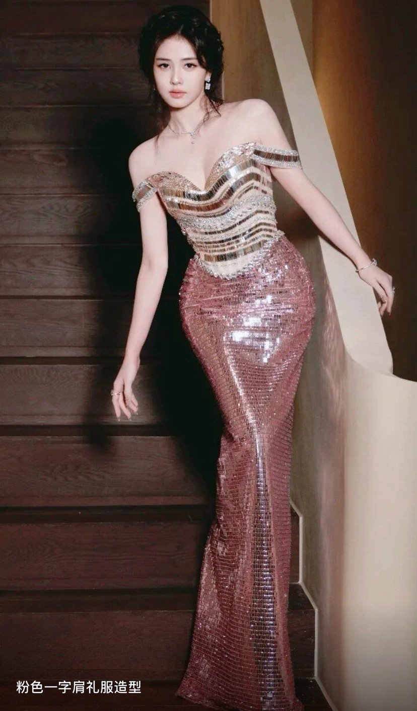 爆光啦！白鹿这套春日玉兰粉裙造型，真的美到我失语了…谁懂啊！温柔又贵气，把她的骨