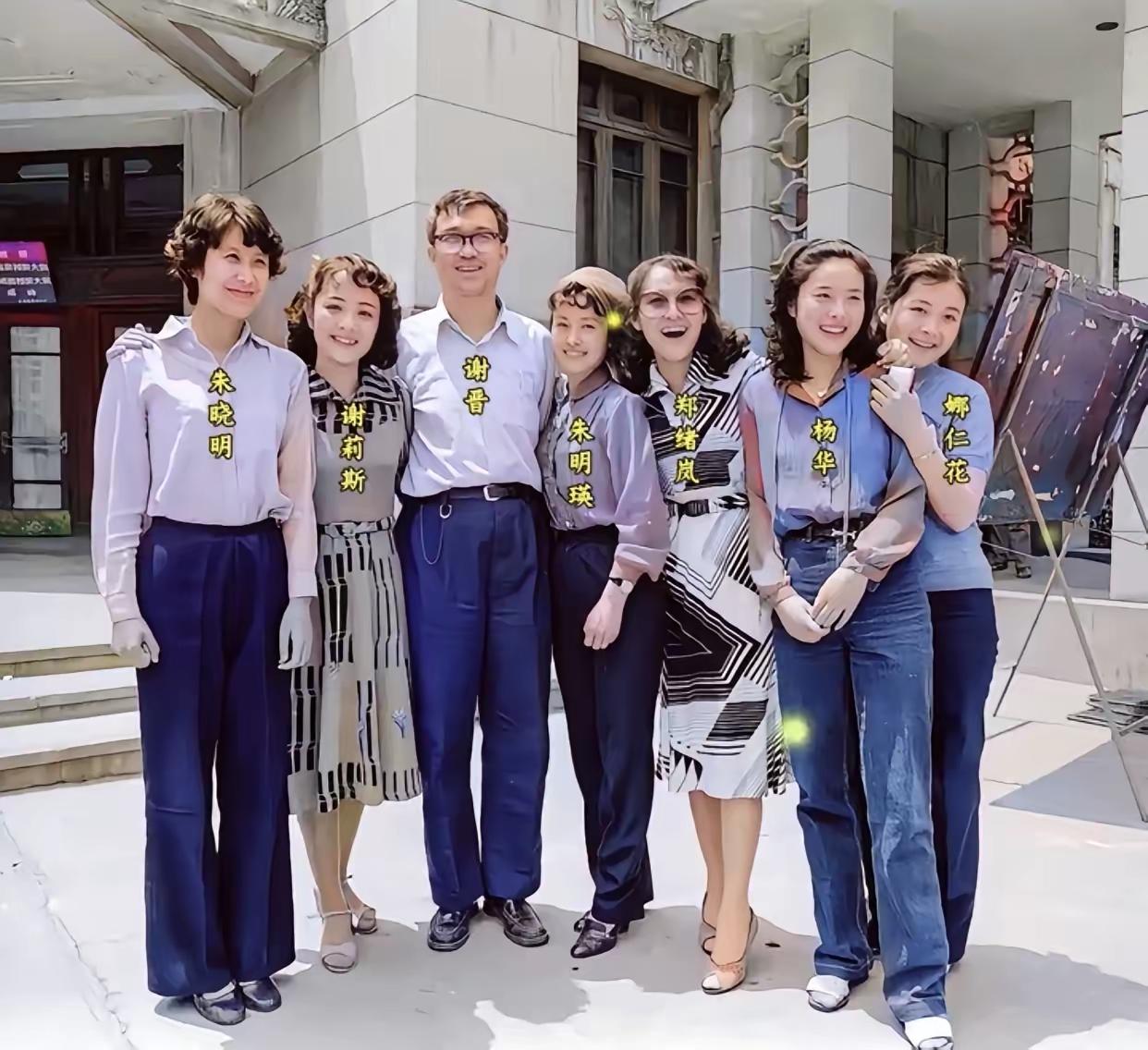 这是两张图片，拍摄时间是80年代初，分别是大陆内地和香港的演艺界人士，可以看出
