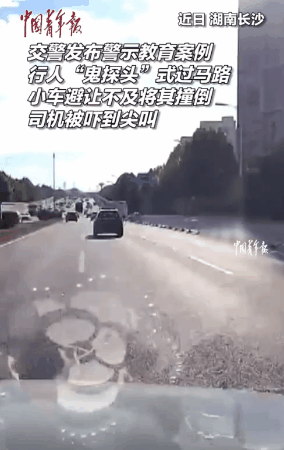 湖南长沙，一女子在快速路行驶时，发现右侧道的车辆突然猛踩刹车，可还没等女子反应过