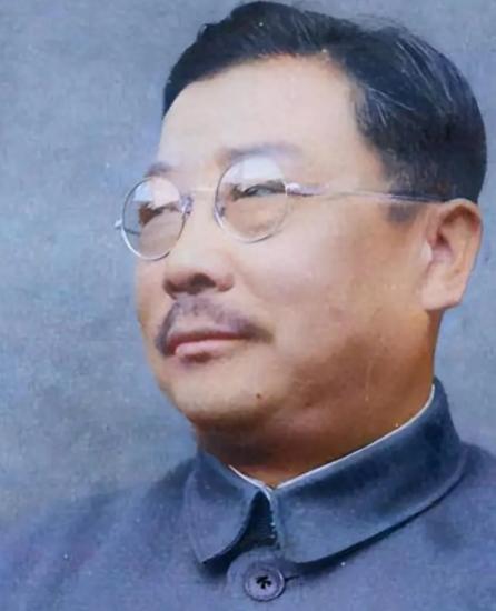1949年，毛主席准备第一次前往苏联访问，李克农一路随行护送，火车行驶途中两人闲
