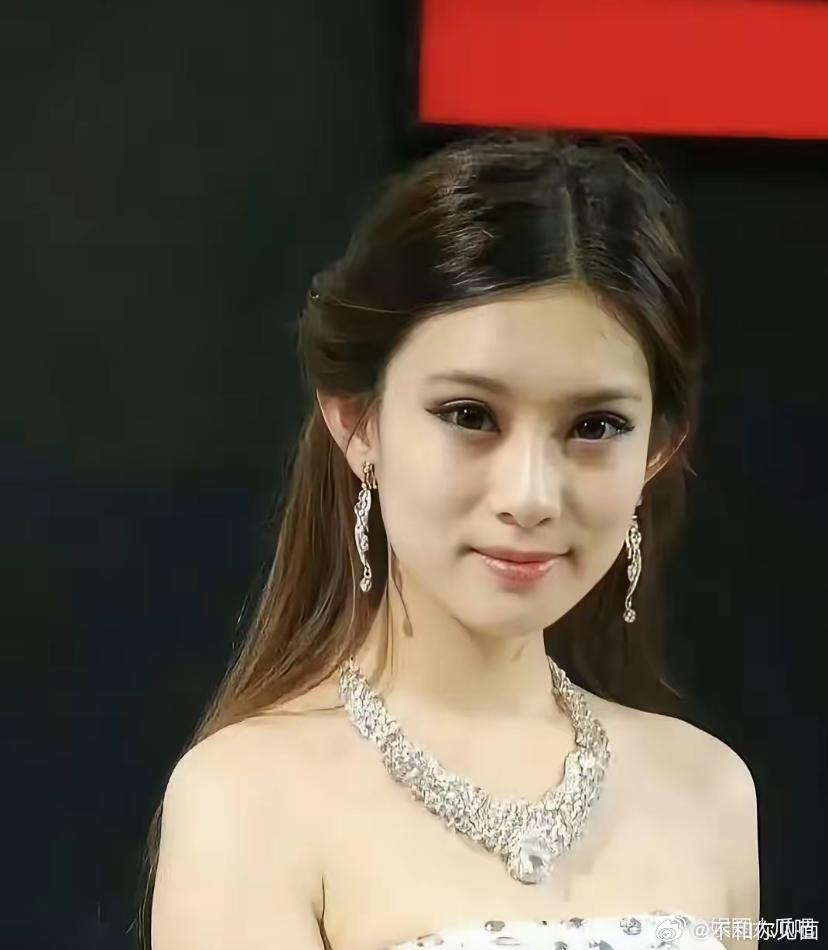 果然明星在素人时期就已经很美了刷到孟子义做车模时的照片，可以看出她天生就是冷白皮
