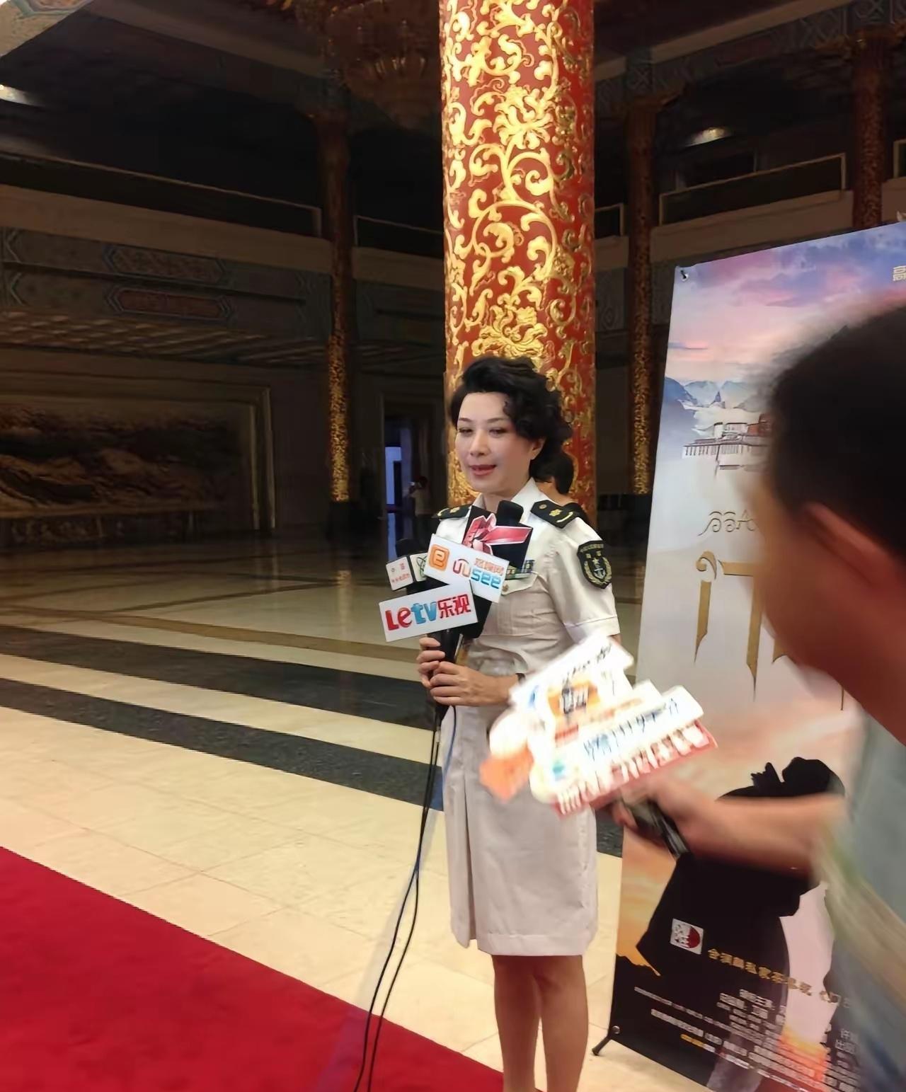 王静，今年62岁了，还是这样英姿飒爽。她即使饰演反派人物，观众都喜欢。她在